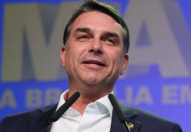 Viagem de Flávio aos EUA movimenta política após eleição conturbada