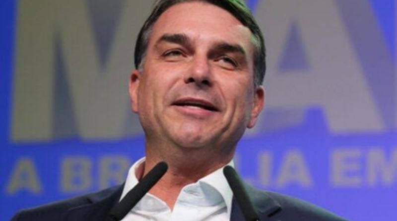 Viagem de Flávio aos EUA movimenta política após eleição conturbada